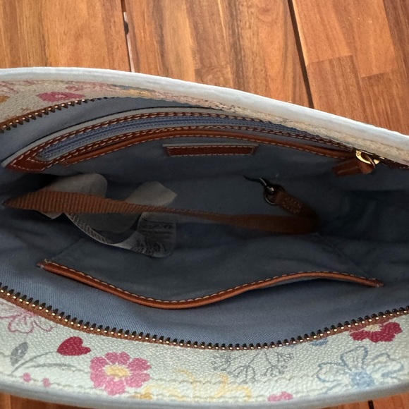 Disney Show white Dooney & Burke crossbody - Picture 4 of 4